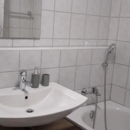 Apartment Mit Balkon *